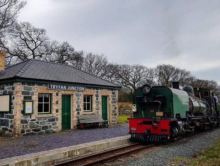 tren stem wrth ymyl station
